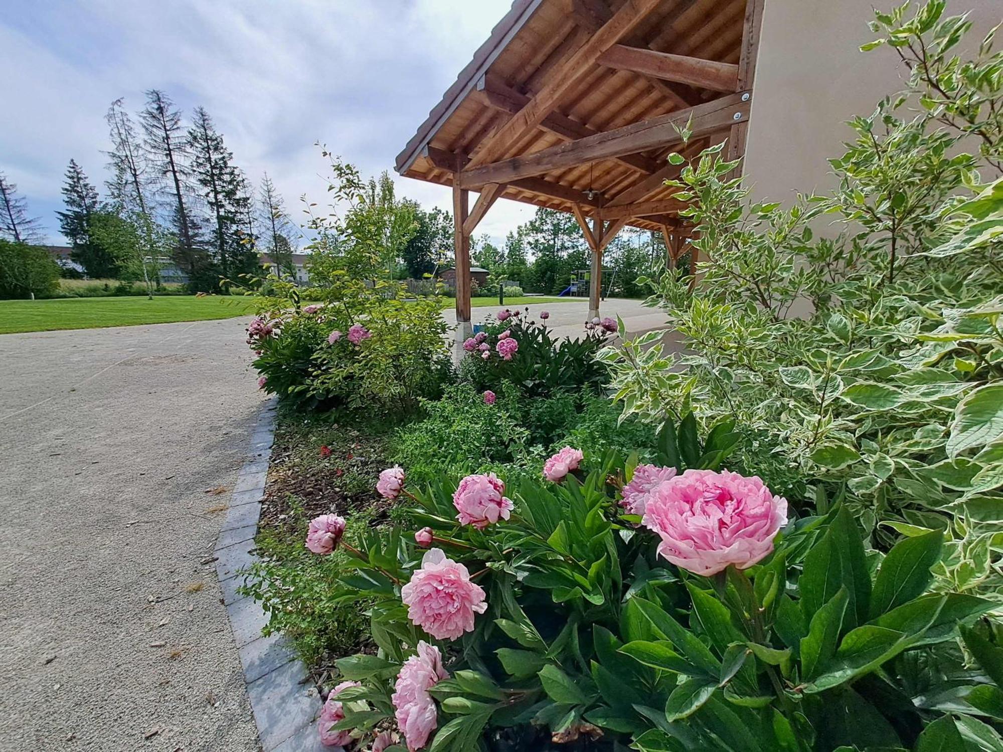 Hotel La Pause O Logis Saint-Laurent-du-Jura Exterior foto