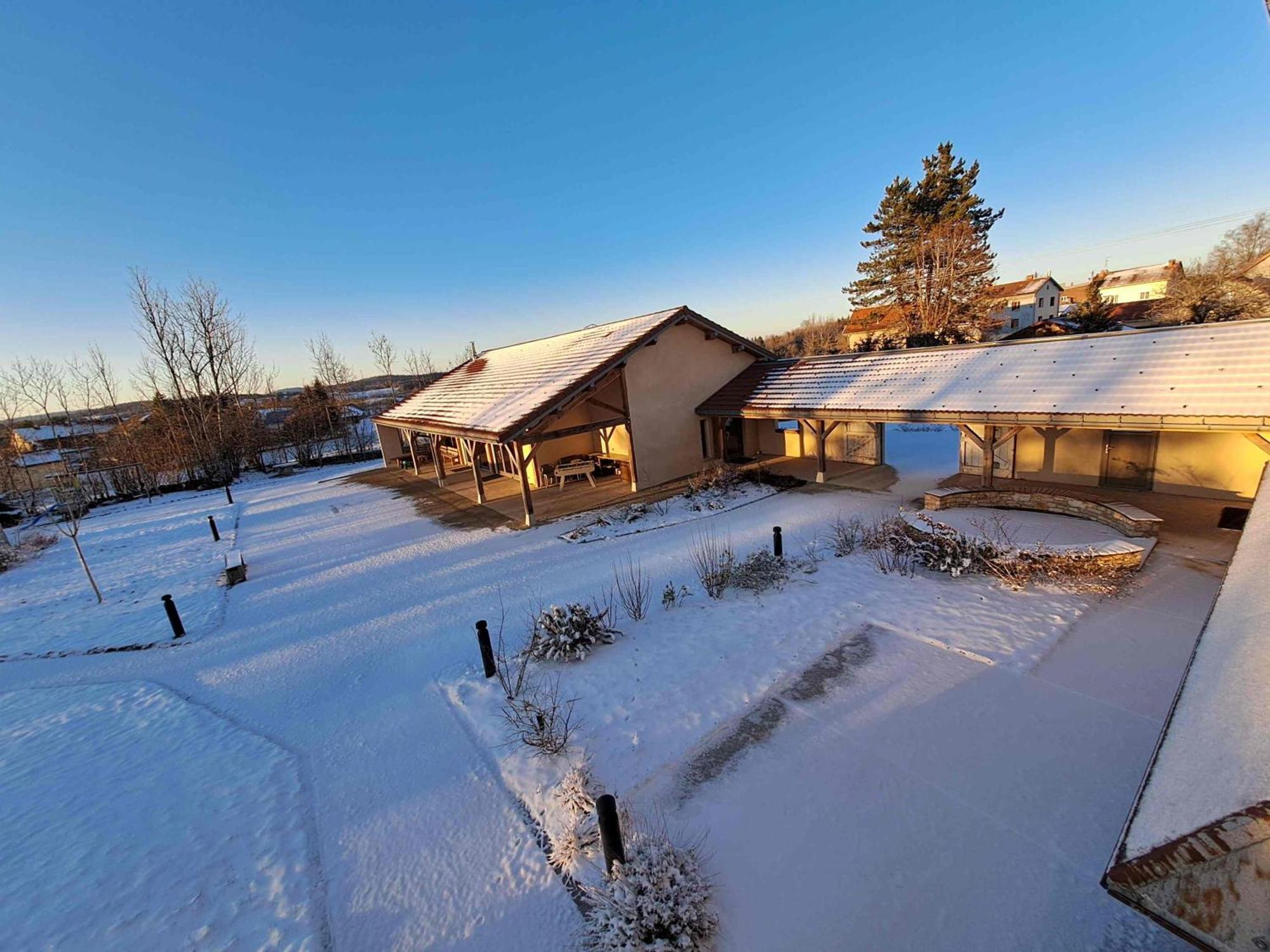 Hotel La Pause O Logis Saint-Laurent-du-Jura Exterior foto
